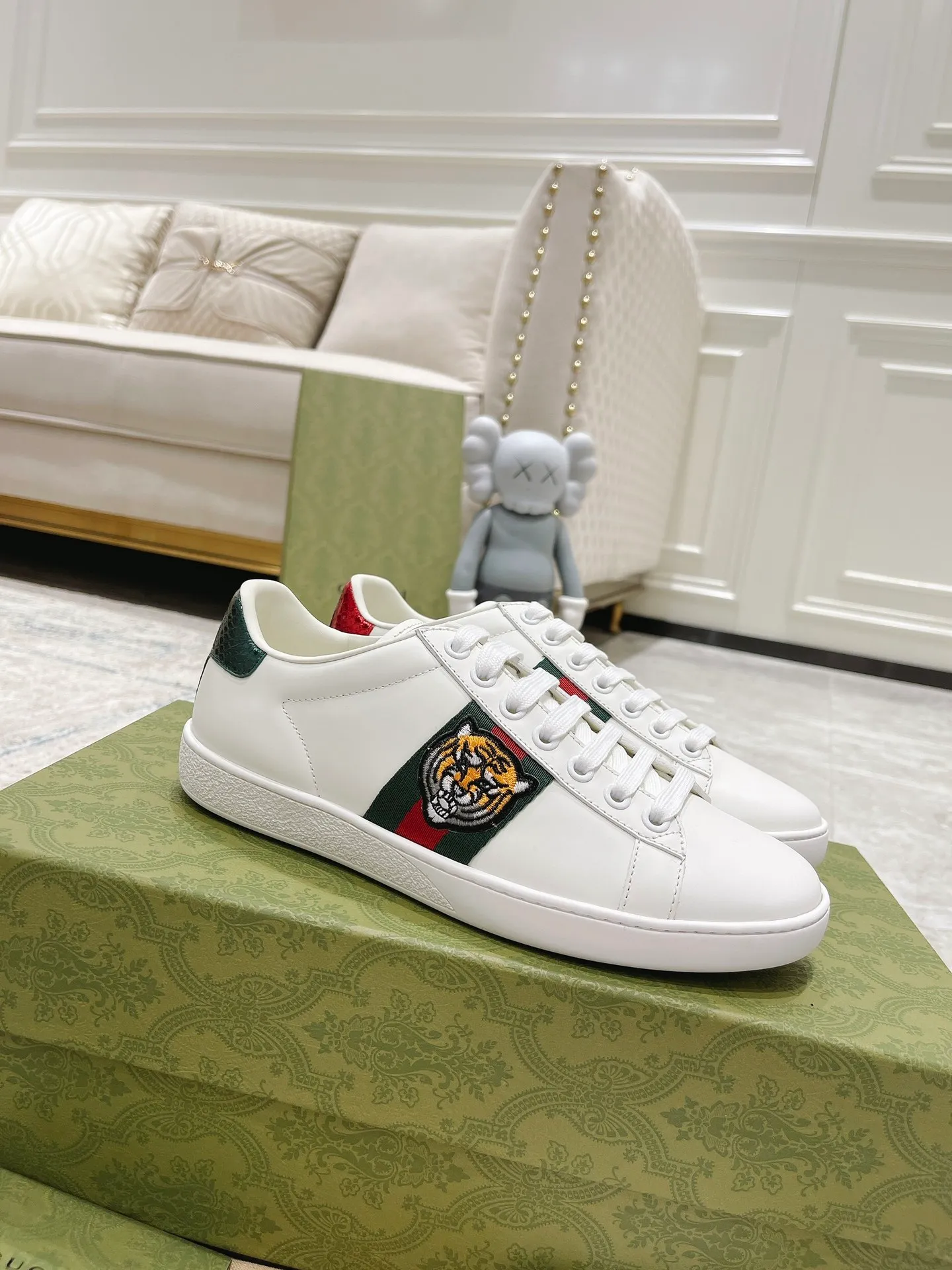 👟👟Ex-factory price 440👟👟 Women's shoe factory GUCCi's latest anti-counterfeiting line classic sports lace-up white shoes for couples ☝︎57 layouts of the whole series are shipped with high quality★ Color matching is being updated continuously... 🔥Look for our upgraded version quality, original mold opening ✔️Original last shape ✔ Everything is authentic from the inside out🥊 🍬Material: 🔸The upper is made of Italian cowhide imported from the original factory. The comfort and softness are higher than ordinary cowhide from domestic factories. ➕Full cowhide lining and foot pads. The lining adopts the same lasting method as the original. The midsole is also printed with double G and the insole is also original molded. 3D craftsmanship❗���Different from ordinary products in the market❗️➕The outsole adopts the original high-density one-to-one sole➕⚠️The snakeskin tail is consistent with the authentic color, and the real snakeskin is a small piece➕🗯The embroidered patches are also authentic. After disassembly, each color comparison is accurate before shipment‼ ️ Shoe size: Female 35-40 Male 39-44